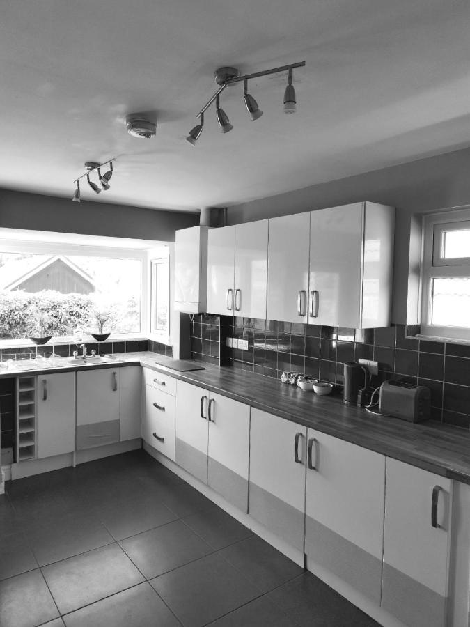 Fourth Avenue, Lovely Bungalow Available For Guests And Contractors Parking Wifi 노팅엄 외부 사진