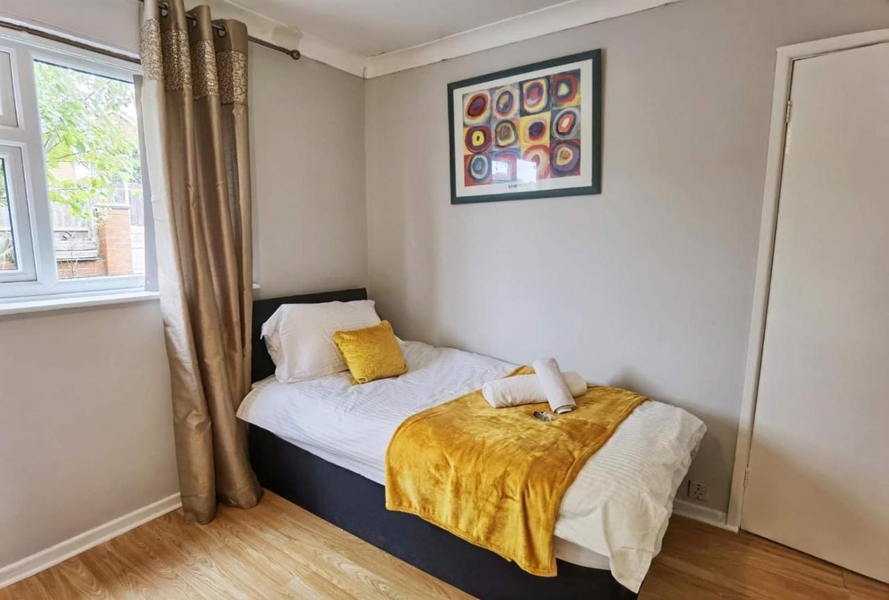 Fourth Avenue, Lovely Bungalow Available For Guests And Contractors Parking Wifi 노팅엄 외부 사진