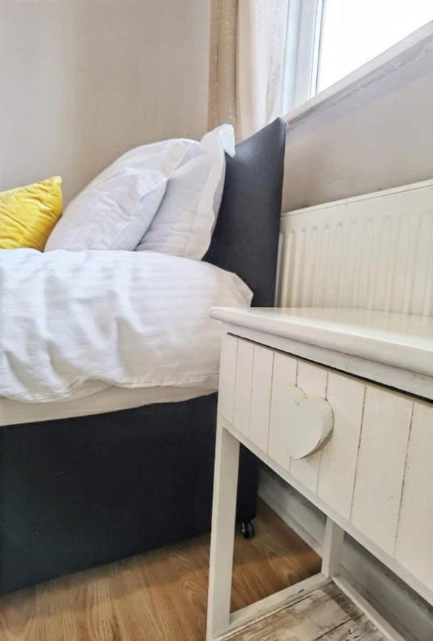 Fourth Avenue, Lovely Bungalow Available For Guests And Contractors Parking Wifi 노팅엄 외부 사진