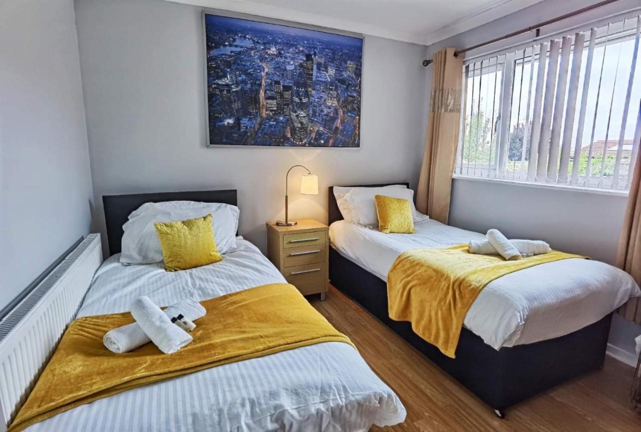 Fourth Avenue, Lovely Bungalow Available For Guests And Contractors Parking Wifi 노팅엄 외부 사진